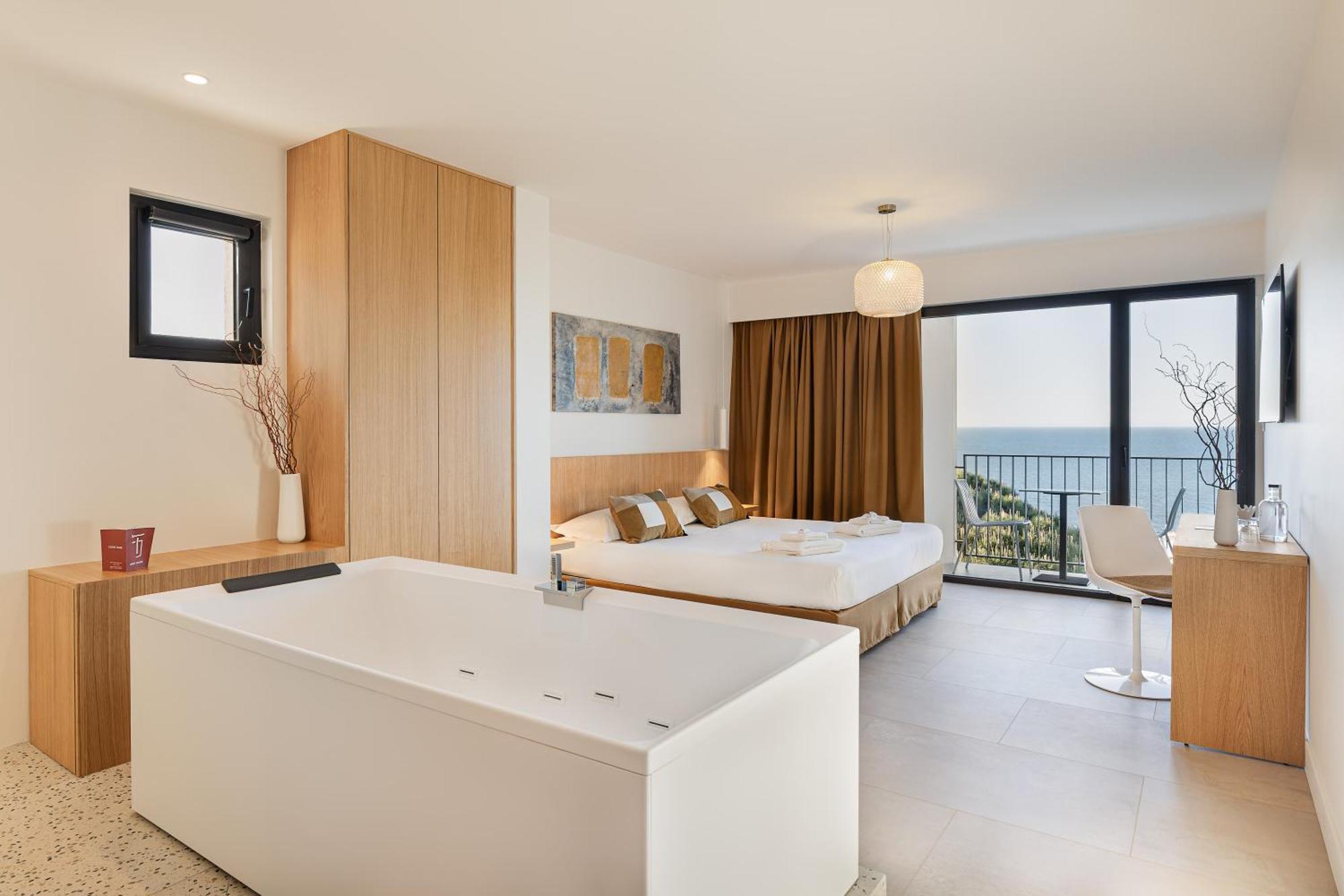 Signature Suite with Balcony and Spa Bath - Sea View